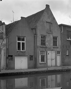 809012 Gezicht op het dubbele pakhuis Twijnstraat aan de Werf 6 te Utrecht, gelegen achter de panden Twijnstraat 45-47.